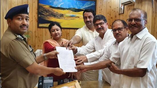 Uttarakhand Congress leaders with DGP Ashok Kumar. Uttarakhand Congress leaders with DGP Ashok Kumar.