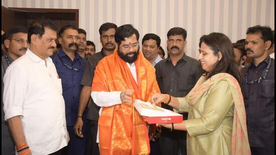 Shiv Sena’s outgoing corporator jumps ship, others may desert Thackeray ...