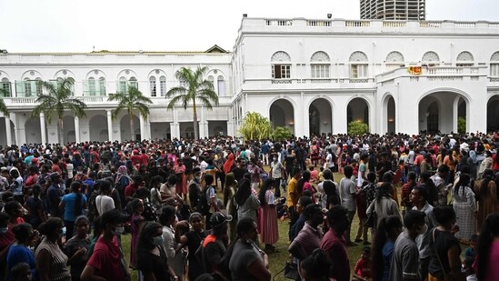 People crowd to visit Sri Lankan President Gotabaya Rajapaksa's official residence in Colombo.(AFP)