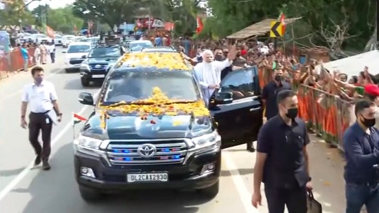 The Prime Minister also held a roadshow in Deoghar where people gathered in large numbers to welcome him.(ANI)