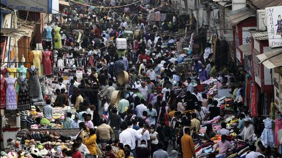 Indians wearing masks as a precaution against the Covid-19, crowd a market, in Mumbai, India, on January 7, 2022. (AP)