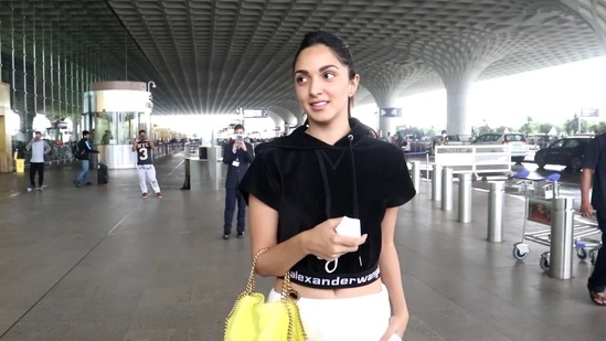 Kiara Advani was spotted at the Mumbai airport on Tuesday. The actor was seen travelling solo and was in a black and white look. She recently saw the release of her film, JugJugg Jeeyo which has collected <span class=
