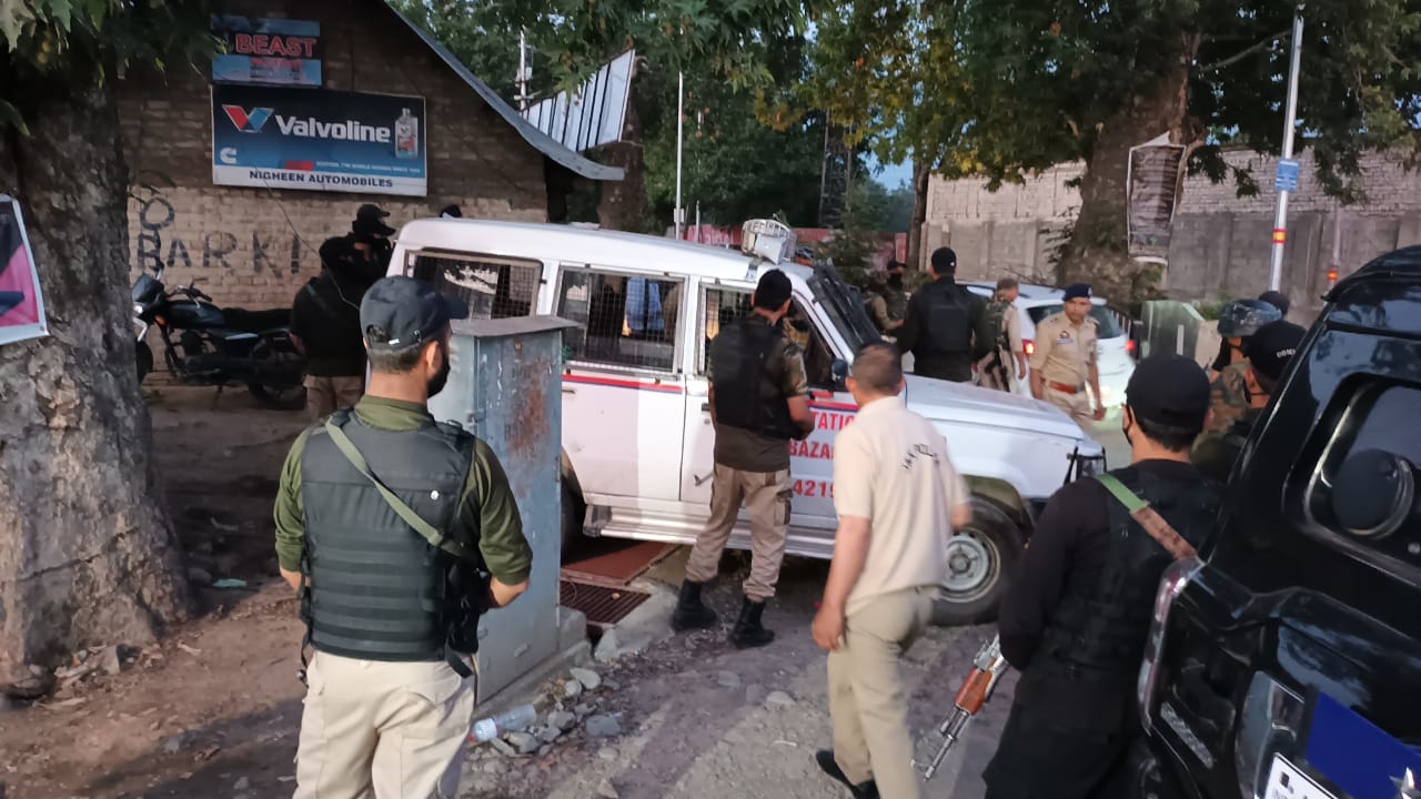 Security forces near the site of a shootout at Lal Bazaar in Srinagar on Tuesday.&nbsp; (Waseem Andrabi / HT Photo)