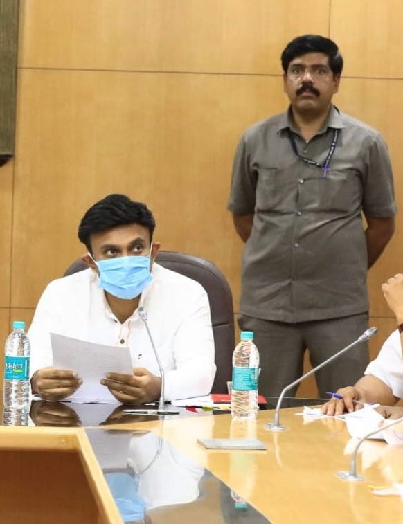 Karnataka Health Minister Dr K Sudhakar's security guard Anjan Kumar, who is recognised for honestly returning expensive gold jewellery to its owner. (Image source: @mla_sudhakar/Twitter)