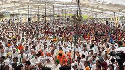 हिसार के खेदर गांव में बुधवार को एक महापंचायत में भाग लेते प्रदर्शनकारी। (मनोज ढाका/एचटी) हिसार के खेदर गांव में बुधवार को एक महापंचायत में भाग लेते प्रदर्शनकारी। (मनोज ढाका/एचटी)