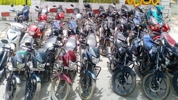 25 bikes recovered from a two wheeler thief by Bengaluru police.&nbsp;