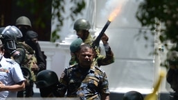 Crise no Sri Lanka: Um pessoal do exército dispara uma bomba de gás lacrimogêneo para dispersar os manifestantes durante um protesto contra o governo do lado de fora do escritório do primeiro-ministro do Sri Lanka em Colombo.