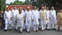 हरियाणा के नेता प्रतिपक्ष भूपिंदर सिंह हुड्डा और हरियाणा प्रदेश कांग्रेस कमेटी (एचपीसीसी) के अध्यक्ष उदय भान ने बुधवार को चंडीगढ़ में राजभवन में हरियाणा के राज्यपाल को चंडीगढ़ में बिगड़ती कानून व्यवस्था की स्थिति के संबंध में एक ज्ञापन प्रस्तुत करने के बाद कांग्रेस विधायकों के साथ। (केशव सिंह/एचटी) हरियाणा के नेता प्रतिपक्ष भूपिंदर सिंह हुड्डा और हरियाणा प्रदेश कांग्रेस कमेटी (एचपीसीसी) के अध्यक्ष उदय भान ने बुधवार को चंडीगढ़ में राजभवन में हरियाणा के राज्यपाल को चंडीगढ़ में बिगड़ती कानून व्यवस्था की स्थिति के संबंध में एक ज्ञापन प्रस्तुत करने के बाद कांग्रेस विधायकों के साथ। (केशव सिंह/एचटी)