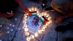 La gente enciende velas durante una vigilia en memoria de la periodista de Al Jazeera Shireen Abu Akleh, asesinada en una redada israelí frente a la Iglesia de la Natividad en Belén, Cisjordania ocupada por Israel, el 16 de mayo de 2022. (REUTERS/Mussa Qawasma/foto de archivo)