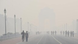India Gate is invisible amidst a thick layer of smoke.  (File photo/HT)