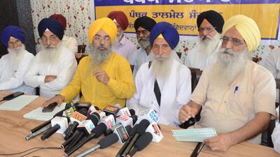 Takht Damdama Sahib former jathedar Giani Kewal Singh, who is the convener of Panthic Talmel Sangathan, addressing a press conference in Amritsar on Wednesday. (Sameer Sehgal/HT)