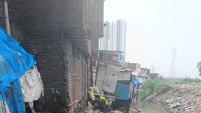The blocked nullah increased the risk for the residents of the hutments, the civic body found. (HT Photo) The blocked nullah increased the risk for the residents of the hutments, the civic body found. (HT Photo)