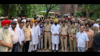 MLA Kulwant Sidhu (centre) with the police team which carried out the search operation in Ludhiana on Wednesday. (HT Photo)