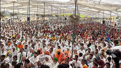 Protesters attending a mahapanchayat at Hisar's Khedar village on Wednesday. (Manoj Dhaka/HT) Protesters attending a mahapanchayat at Hisar's Khedar village on Wednesday. (Manoj Dhaka/HT)
