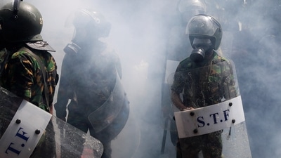 Members of the police stand guard during a protest outside the office of Sri Lanka's Prime Minister Ranil Wickremesinghe, amid the country's economic crisis, in Colombo. (REUTERS/Adnan Abidi)