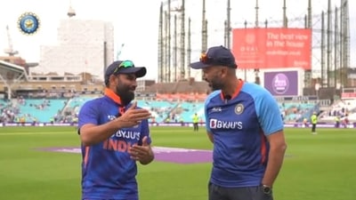 Mohammed Shami with bowling coach Paras Mhambrey (Screengrab)