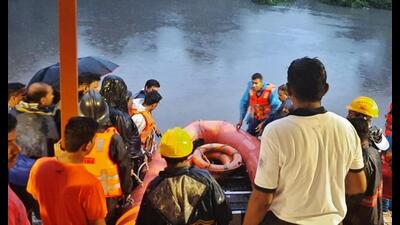 Rescue operations being carried at the creek in Thane, where a seven-year-old boy is feared drowned after falling from the terrace of his home while cycling. (PRAFUL GANGURDE/HT PHOTO)
