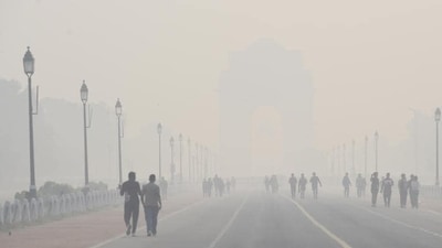 India Gate is invisible amid thick layer of smoke. (File Photo/HT) India Gate is invisible amid thick layer of smoke. (File Photo/HT)