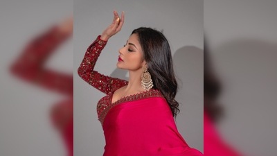 The Bengali beauty accessorised her contemporary ethnic look with huge chandbalis. (Instagram/@imouniroy) The Bengali beauty accessorised her contemporary ethnic look with huge chandbalis. (Instagram/@imouniroy)