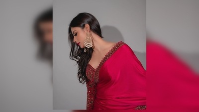 Mouni Roy flaunted her grace by striking some elegant dance poses for the camera in the gorgeous 6 yards. (Instagram/@imouniroy) Mouni Roy flaunted her grace by striking some elegant dance poses for the camera in the gorgeous 6 yards. (Instagram/@imouniroy)