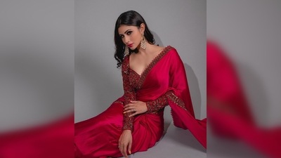 Mouni Roy looks straight at the camera and leaves her fans spellbound with her dreamy eyes. (Instagram/@imouniroy) Mouni Roy looks straight at the camera and leaves her fans spellbound with her dreamy eyes. (Instagram/@imouniroy)