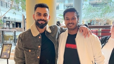 Virat Kohli (L) with Dwaraka Ravi Teja (Twitter/dwarakaraviteja) Virat Kohli (L) with Dwaraka Ravi Teja (Twitter/dwarakaraviteja)