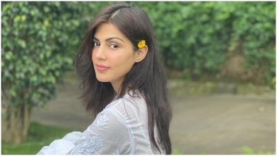 In the end, Rhea chose a centre-parted messy low bun, berry-toned lip shade, kohl-lined eyes, sleek black eyeliner, mascara on the lashes, subtle eye shadow, sharp contouring, and blushed cheeks to round off her makeup with the tie-dye saree. (Instagram)
