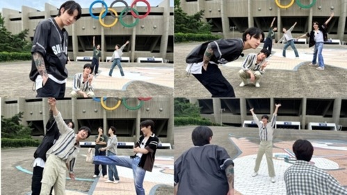 Jin squatted on the floor as he flashed a victory sign.