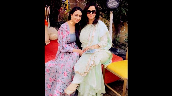 Author Simran Singh with her mother Nishu Singh (HT Photo) Author Simran Singh with her mother Nishu Singh (HT Photo)