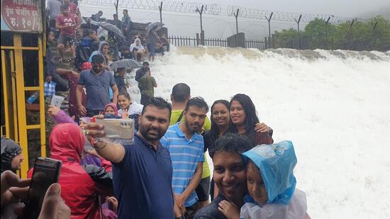 Tourist destinations like Sinhagad fort, Dukes Nose, Ekvira cave area, Panshet Dam, among other destinations have been made out of bounds for the tourists till midnight of July 17. (HT PHOTO)