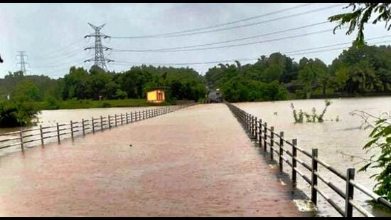 The Rayate Bridge submerged in water following heavy downpours. This has resulted in traffic movement being disrupted on the Kalyan-Murbad route on Wednesday. Meanwhile, the Ulhas River crossed the warning level of 17.50m and 300 residents in Badlapur have been moved to safety. (PRAMOD TAMBE/HT PHOTO)