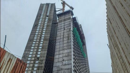 The Shaikhs said that they had bought a flat in South Tower, a property which is being developed at Saat Rasta near Mahalaxmi station (Pratik Chorge/HT PHOTO)