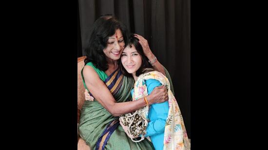 Danseuse Shivani Varma shares a warm bond with her guru Shovana Narayan. Danseuse Shivani Varma shares a warm bond with her guru Shovana Narayan.