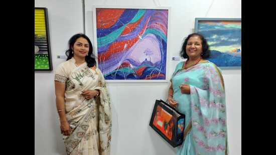 Artist Gayatri Singh with her guru (R) Sadhna Sanger (HT Photo) Artist Gayatri Singh with her guru (R) Sadhna Sanger (HT Photo)