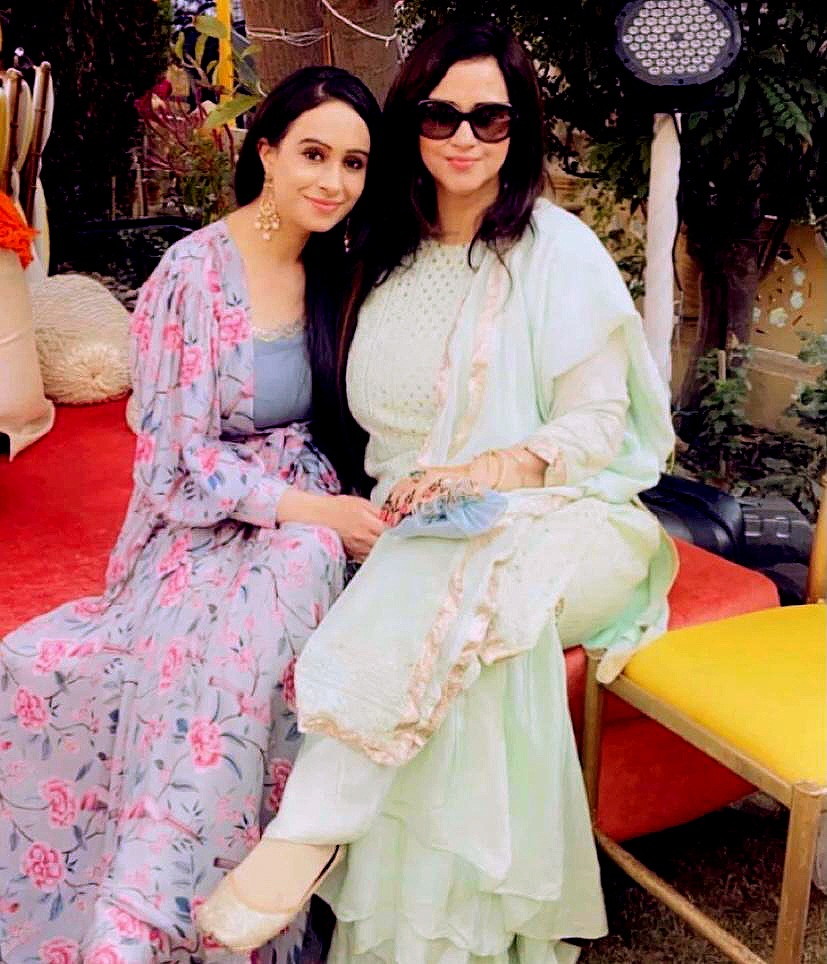 Author Simran Singh with her mother Nishu Singh (HT Photo) Author Simran Singh with her mother Nishu Singh (HT Photo)