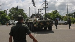 Soldados do exército do Sri Lanka montam guarda perto do prédio do parlamento em Colombo na quinta-feira.