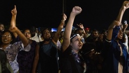 Manifestantes comemoram após ouvir a notícia de que Gotabaya Rajapaksa, presidente do Sri Lanka, enviou uma carta de renúncia por e-mail em um local de protesto perto do escritório do presidente em Colombo, Sri Lanka, na quinta-feira, 14 de julho de 2022. (Buddhika Weerasinghe/Bloomberg)