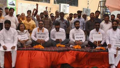 The employees protesting on Day 9 of strike in Ludhiana. In a video released after the meeting, the minister can be seen assuring the employees’ union that he would visit the protest site outside the MC’s Zone-A office on Friday . (HT PHOTO)