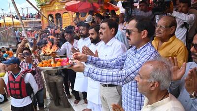 District magistrate Vinay Shankar Pandey and district superintendent Yogendra Singh Rawat with Ganga Sabha president Pradeep Jha performing rituals at Ganga Ghat at Brahamkund, Har-ki-Pauri as Kanwar fair commenced on Thursday in Haridwar. (HT PHOTO.) District magistrate Vinay Shankar Pandey and district superintendent Yogendra Singh Rawat with Ganga Sabha president Pradeep Jha performing rituals at Ganga Ghat at Brahamkund, Har-ki-Pauri as Kanwar fair commenced on Thursday in Haridwar. (HT PHOTO.)