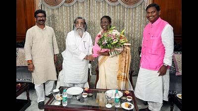 NDA presidential candidate Droupadi Murmu being felicitated by JMM president Shibu Soren in the presence of Jharkhand chief minister Hemant Soren, in Ranchi on July 4. (ANI) NDA presidential candidate Droupadi Murmu being felicitated by JMM president Shibu Soren in the presence of Jharkhand chief minister Hemant Soren, in Ranchi on July 4. (ANI)