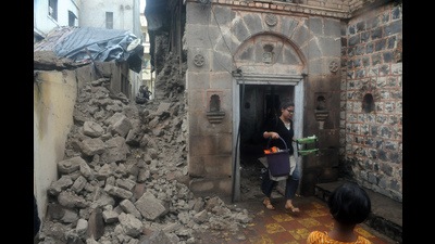 A portion of an old wada collapsed in Kondhwa on Thursday. (HT PHOTO)