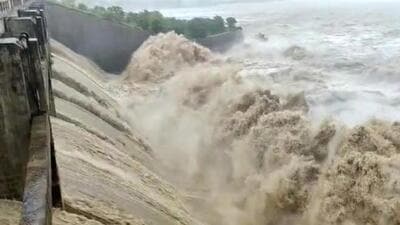 The Kadem reservoir was overflowing due to unprecedented floods, as the irrigation department feared the dam might breach due to record inflows into the reservoir. (HT Photo)