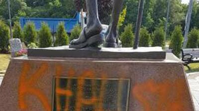 Pro-Khalistan message on the pedestal of the Gandhi statue which was vandalised on Wednesday. (HT photo)