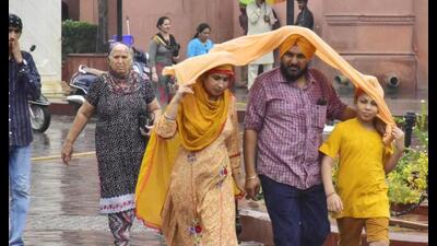 The maximum temperatures registered a drop at several places in Haryana and Punjab on Thursday after rains lashed the two states and their common capital Chandigarh.