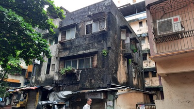 A dangerous building in Thane. As per the TMC survey, 407 families continue to live in 44 extremely dangerous buildings in Thane for fear of losing possession of their homes. (PRAFUL GANGURDE/HT PHOTO)