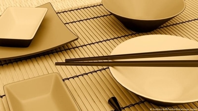 There are at least 40 chopstick maneuvers that should be avoided, but there are two in particular that will cause offense (Gualtiero Boffi/PantherMedia/imago images ) There are at least 40 chopstick maneuvers that should be avoided, but there are two in particular that will cause offense (Gualtiero Boffi/PantherMedia/imago images )
