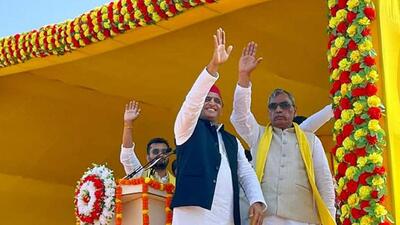 Samajwadi Party chief Akhilesh Yadav and SBSP leader Om Prakash Rajbhar at a public meeting before the 2022 Uttar Pradesh assembly elections. (FILE PHOTO ) Samajwadi Party chief Akhilesh Yadav and SBSP leader Om Prakash Rajbhar at a public meeting before the 2022 Uttar Pradesh assembly elections. (FILE PHOTO )