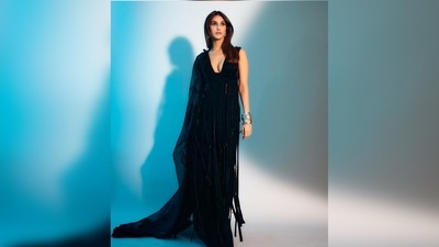 Vaani Kapoor's outfit comprises a top which has fringes flowing to her ankles, flared pants and an embroidered dupatta. (Instagram/@_vaanikapoor_) Vaani Kapoor's outfit comprises a top which has fringes flowing to her ankles, flared pants and an embroidered dupatta. (Instagram/@_vaanikapoor_)