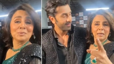 Neetu Kapoor and Ranbir Kapoor hugged and kissed before she tried to say the Shamshera dialogue. Neetu Kapoor and Ranbir Kapoor hugged and kissed before she tried to say the Shamshera dialogue.