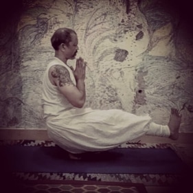 Ek Pada Malasana (Instagram/the_wellness_break) Ek Pada Malasana (Instagram/the_wellness_break)